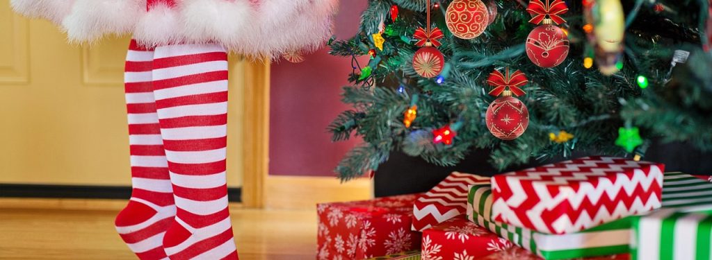 christmas tree, santa, woman-2999722.jpg